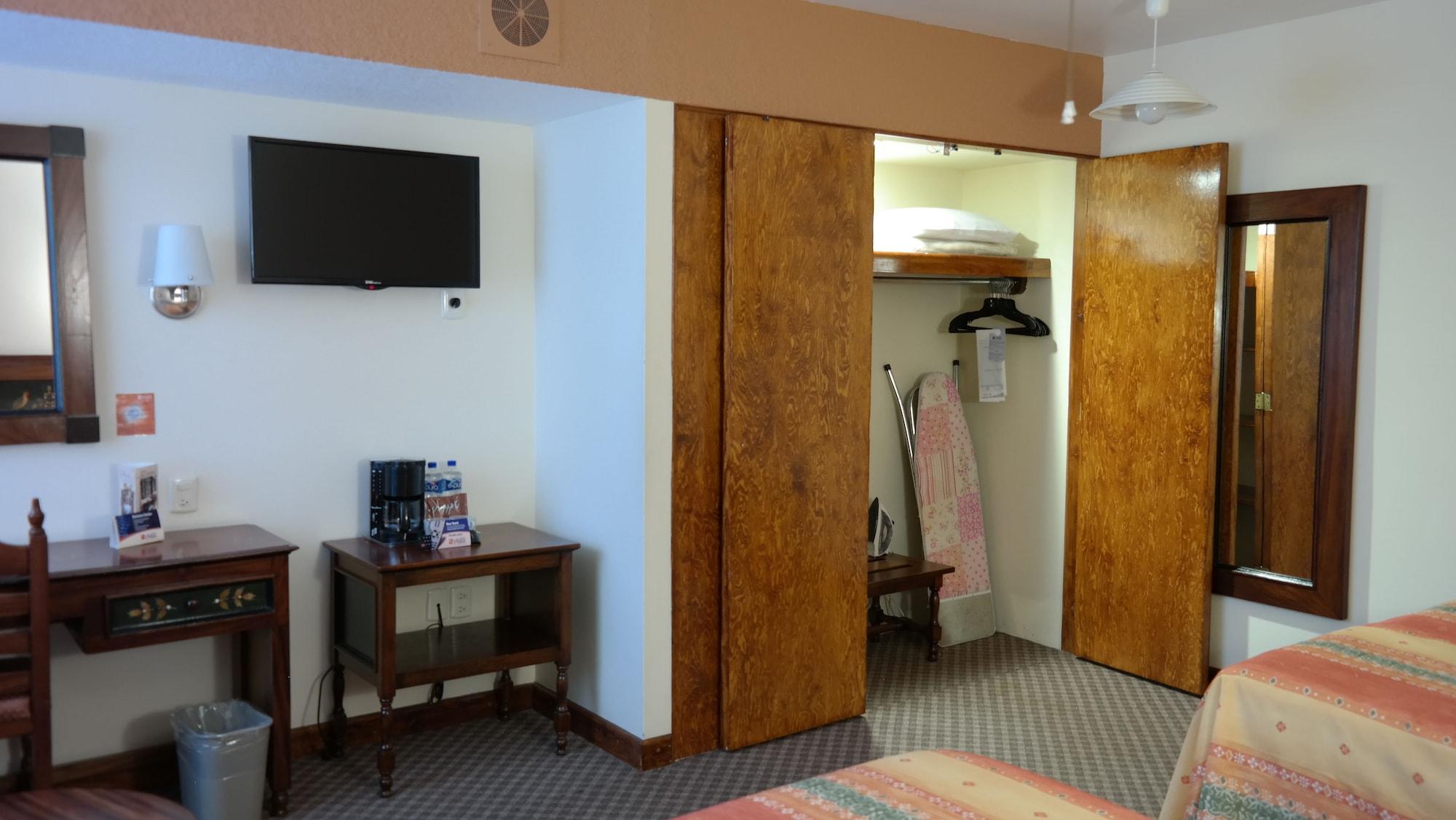 Plaza Uruapan Hotel Экстерьер фото