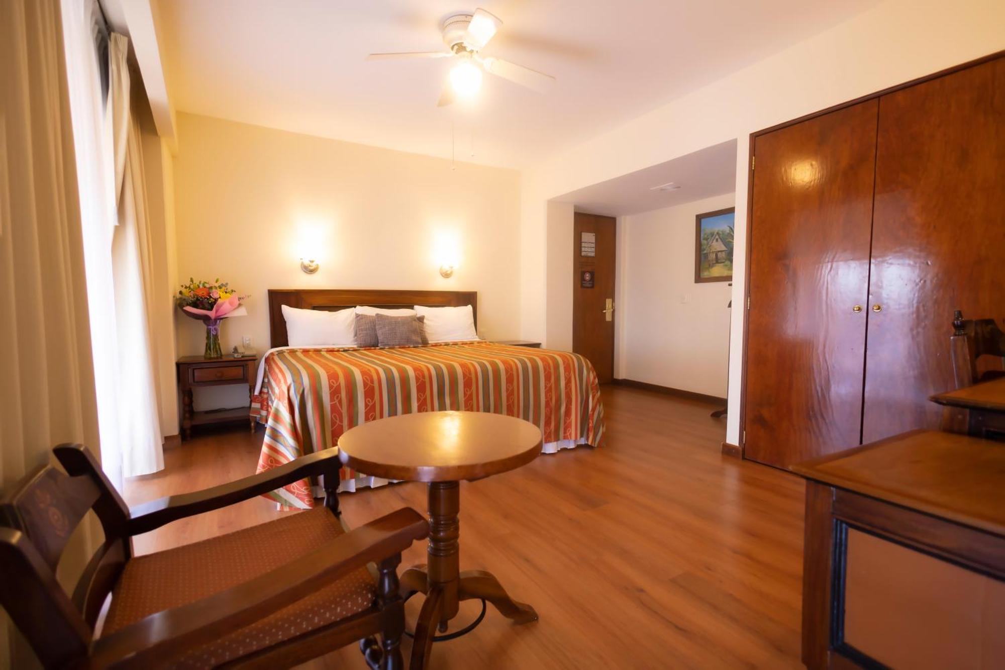 Plaza Uruapan Hotel Экстерьер фото
