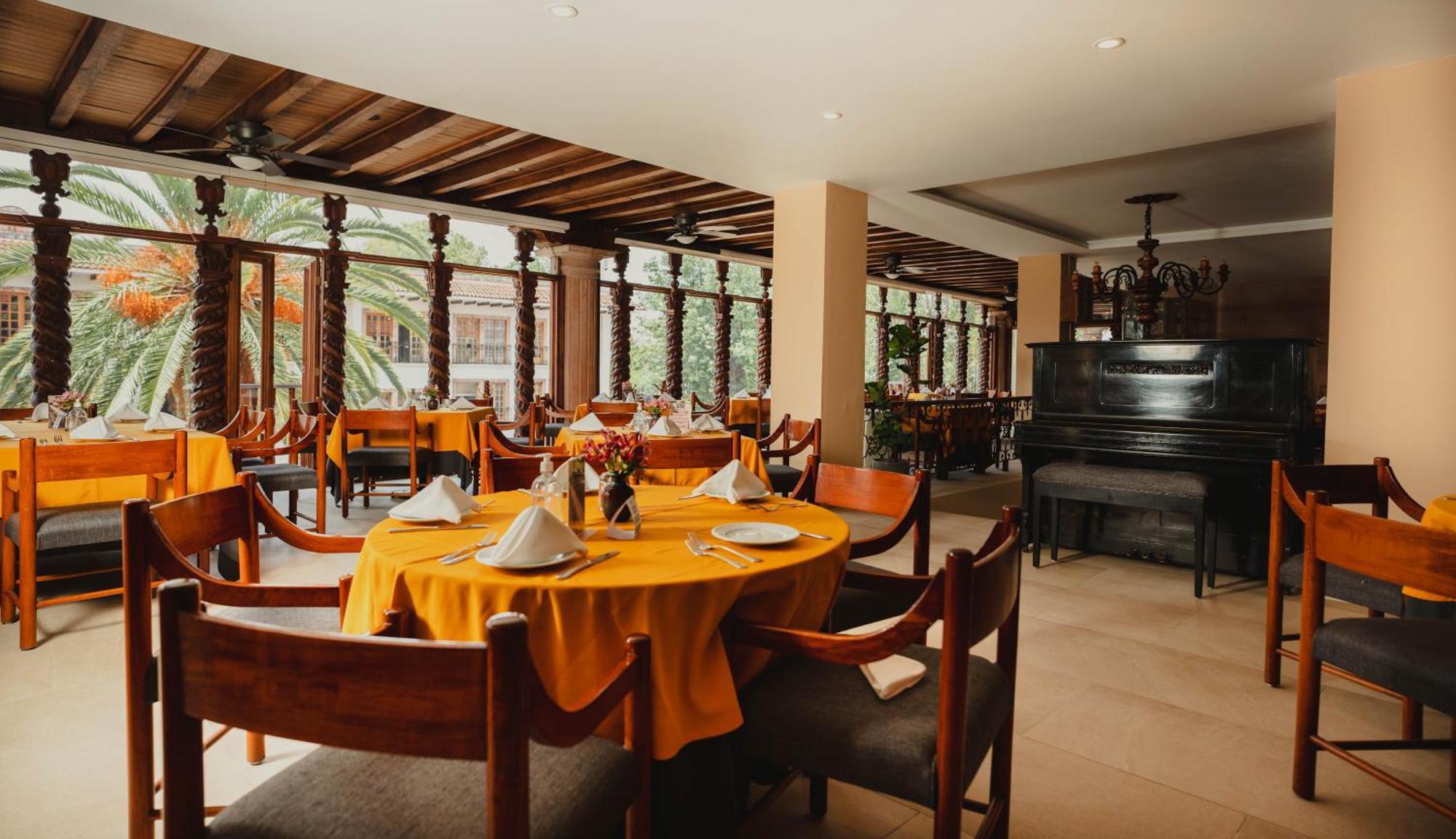 Plaza Uruapan Hotel Экстерьер фото