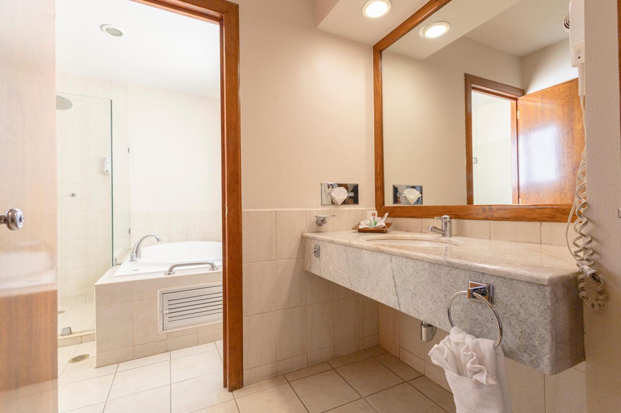 Plaza Uruapan Hotel Экстерьер фото