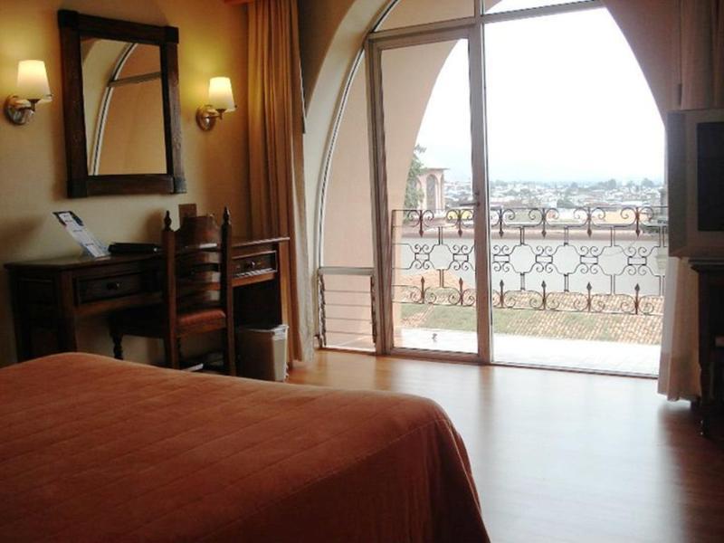 Plaza Uruapan Hotel Экстерьер фото